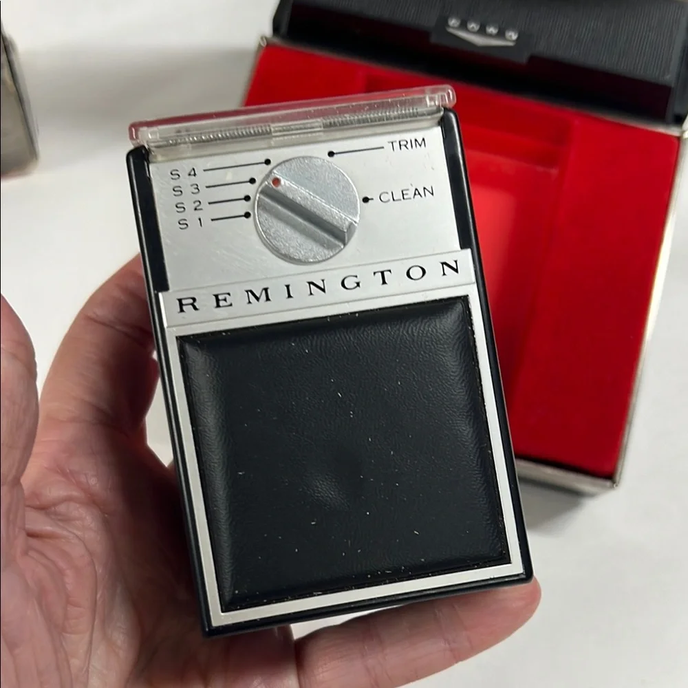 Remington 300 Selectro Vintage Shaver - Black and Silver
